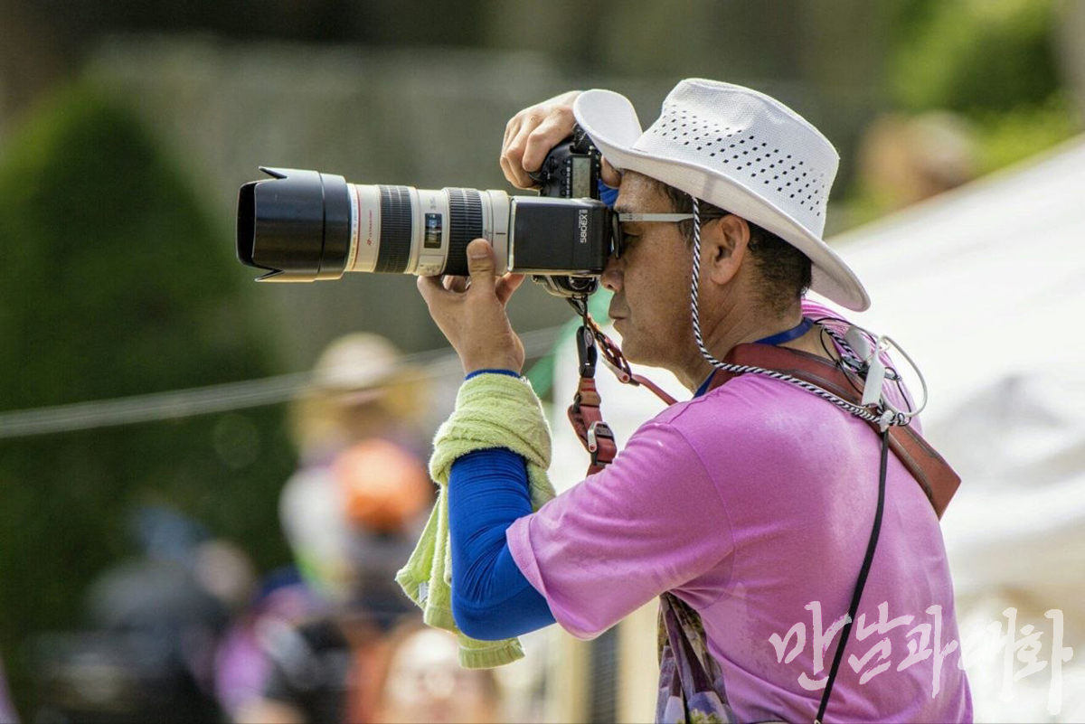 월명동 자연성전에 방문한 사람들의 추억을 촬영하는 신영기 장로